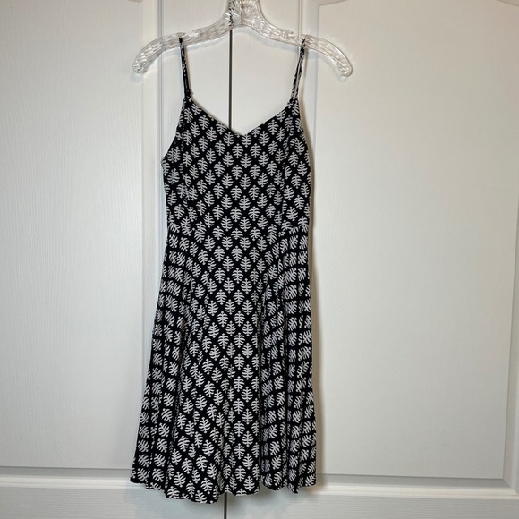 Old Navy Sundress Bundle Slip On Casual Summer Dresses Mini Black White Floral - Picture 6 of 15
